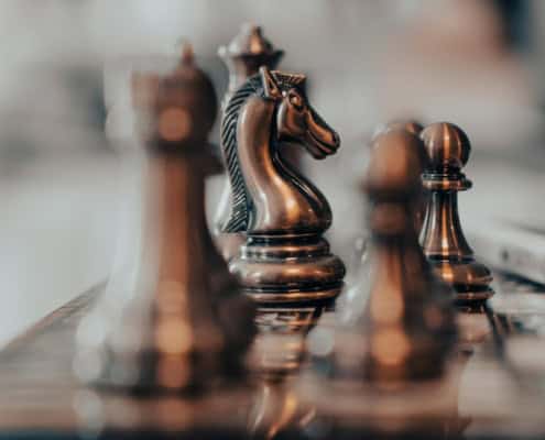 IT-Strategie visualisiert durch edle Schachfiguren auf einem Schachbrett